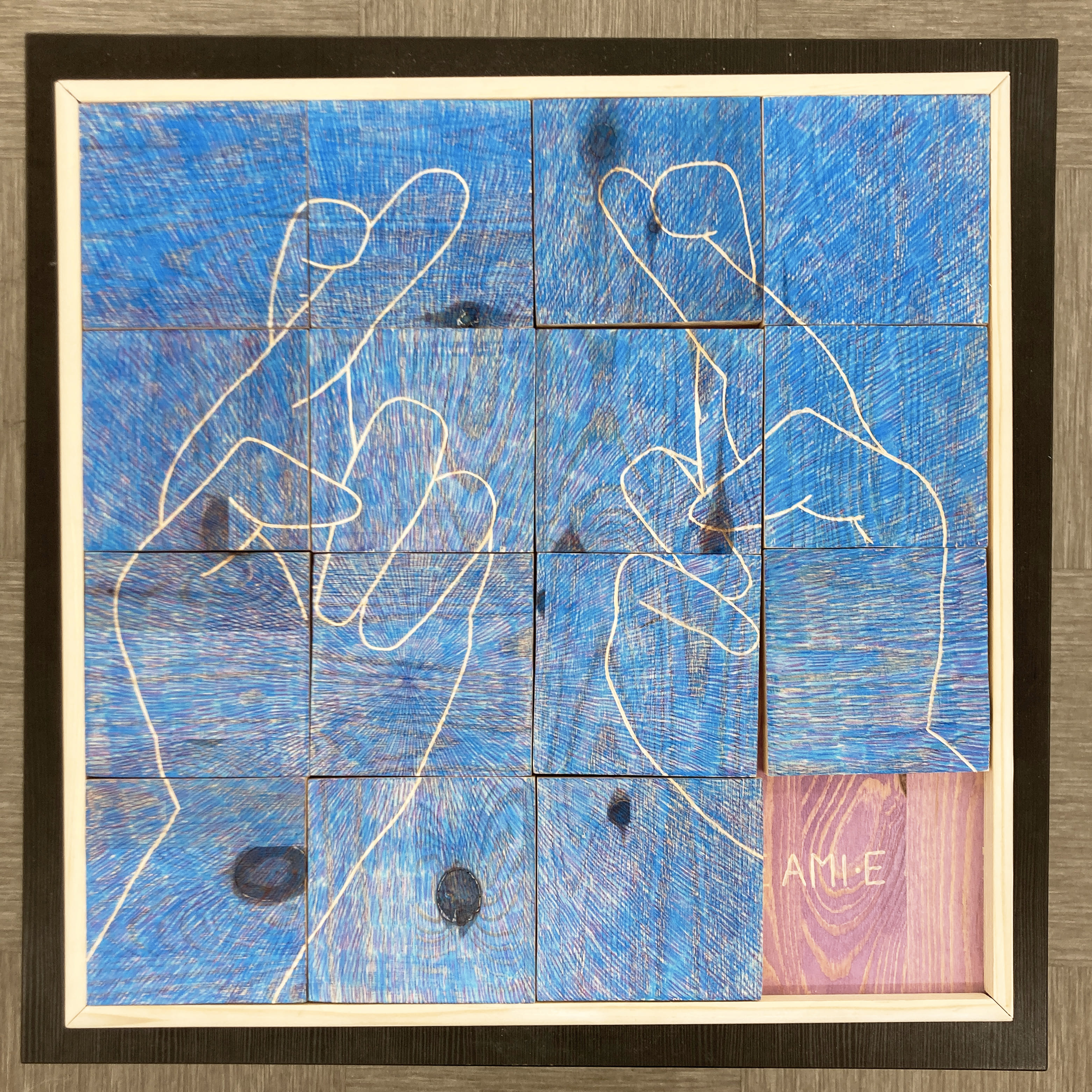 Je croise pour toi, 2025, peinture acrylique, crayon de couleur et gravure sur bois de pin, 60 x 60 x 5 cm